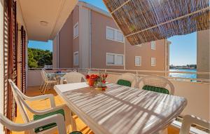 3 Bedroom Cozy Apartment In Brodarica