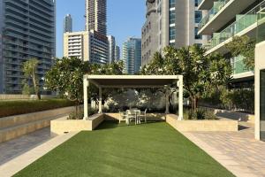 Waves - Canal-View Elegance 1BR Apt in Reva Residences