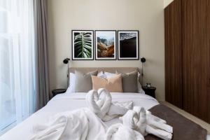 Waves - Canal-View Elegance 1BR Apt in Reva Residences