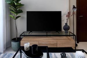 Waves - Canal-View Elegance 1BR Apt in Reva Residences