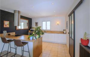 Maisons de vacances 3 Bedroom Beautiful Home In Montelimar : photos des chambres