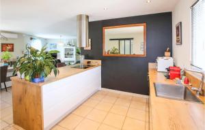 Maisons de vacances 3 Bedroom Beautiful Home In Montelimar : photos des chambres