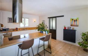 Maisons de vacances 3 Bedroom Beautiful Home In Montelimar : photos des chambres