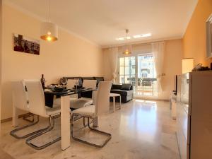 2239-Lovely 2 bedrooms with pool and paddle court