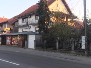 Near Highway free parking apartment