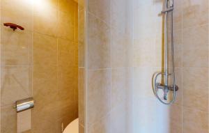 Maisons de vacances Awesome Home In St Pierre D'eyraud : photos des chambres