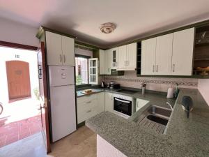 Estepona - Playa - Villa en urbanización al lado del mar Is17