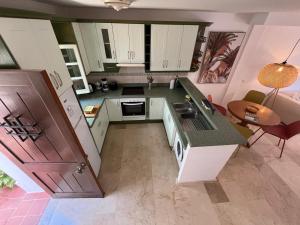 Estepona - Playa - Villa en urbanización al lado del mar Is17