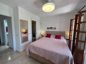 Estepona - Playa - Villa en urbanización al lado del mar Is17