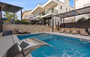 6 Bedroom Stunning Home In Podglavica