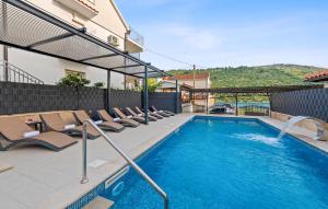 6 Bedroom Stunning Home In Podglavica