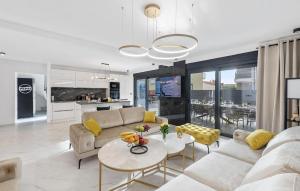 6 Bedroom Stunning Home In Podglavica 