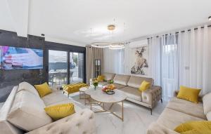 6 Bedroom Stunning Home In Podglavica