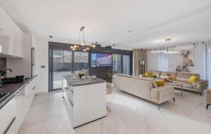 6 Bedroom Stunning Home In Podglavica 