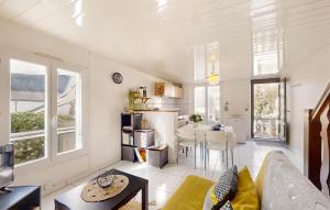 Maisons de vacances 1 Bedroom Cozy Home In Josselin : photos des chambres