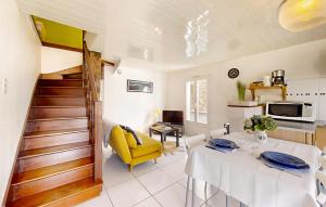 Maisons de vacances 1 Bedroom Cozy Home In Josselin : photos des chambres