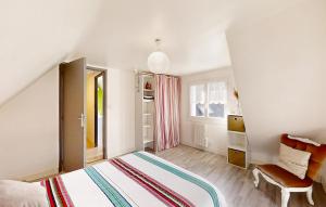Maisons de vacances 1 Bedroom Cozy Home In Josselin : photos des chambres