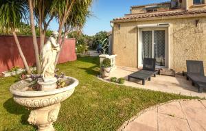 Maisons de vacances Stunning Home In Rognonas : photos des chambres