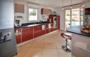 Stunning Home In Rognonas