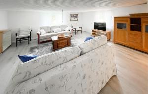 2 Bedroom Stunning Home In Öxnevalla