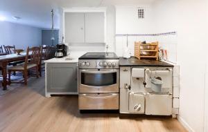 2 Bedroom Stunning Home In Öxnevalla