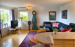 2 Bedroom Cozy Home In Huskvarna