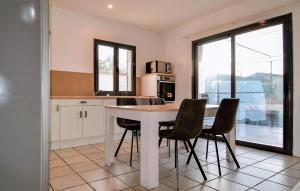 Maisons de vacances Gorgeous Home In Pont Saint Esprit : photos des chambres