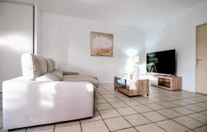 2 Bedroom Awesome Home In Pont Saint Esprit