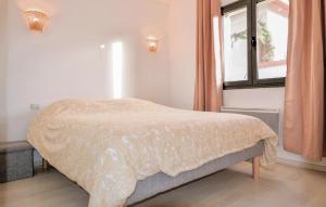 Maisons de vacances Gorgeous Home In Pont Saint Esprit : photos des chambres