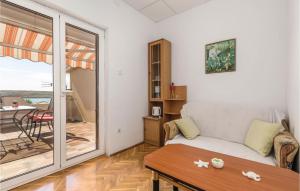 Beautiful Apartment In Dinjiska