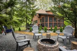 Private Hot Tub and Game Room Pocono Family Cabin! - Cresco