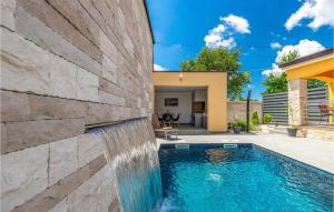 3 Bedroom Beautiful Home In Porec 