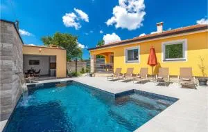 Three-Bedroom Holiday Home In Porec - Bonaci