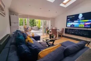 5 Bed Home with Cinema, F1 Racing SIM, 1 GB Internet, BBQ, Garden, 20 Mins London, Parking, EV Port, Metro 5 mins walk - Streatham Vale