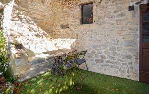 Beautiful Apartment In Fons Sur Lussan