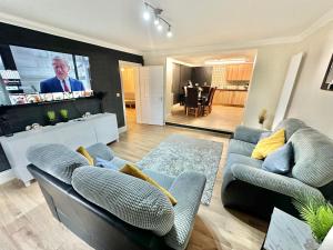 Glen Fern Lodge - Garden Apartment with Parking - Heart of Bournemouth Town Centre - Close to Beach - Darts and Table Football - Sleeps 11