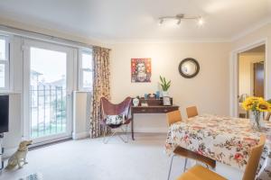 Fabulous Central 3Bed Apt - With Parking