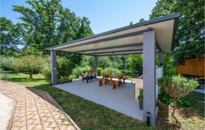 3 Bedroom Gorgeous Apartment In Rezanci