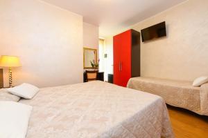 Standard Triple Room room in B&B America