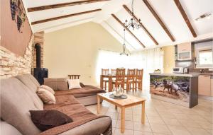 Cozy Home In Vojnic Sinjski With Sauna