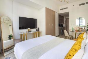 Frank Porter - Azizi Riviera 28