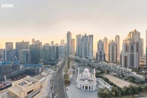 bnbme - Chic Downtown Studio Near Burj Khalifa Dubai Mall w Pool Gym Concierge - 2-звездочные отели в городе Дубай