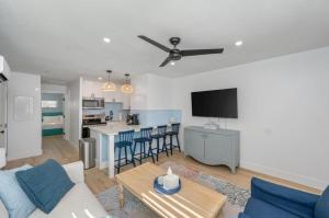 Beachfront Stay with Pool Access Bluefish 6