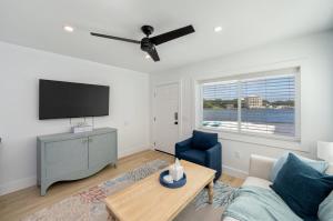 Beachfront Stay with Pool Access Bluefish 6