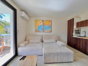 LE TRAVOLTA avec merveilleuse terrasse, chic et lumineux à deux pas du centre-ville