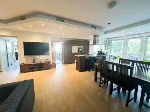 Große & voll ausgestattete Apartments, Studios, Doppelzimmer, Workspace, Parkplatz, Netflix, Prime & schnelles Wifi in ruhiger Lage mit Garten - Bad Blankenburg