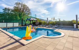 Lovely Home In Dugopolje