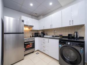 Stylish 1 Bed Retreat in JVCs Autumn Community