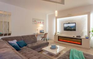 Lovely Home In Dugopolje