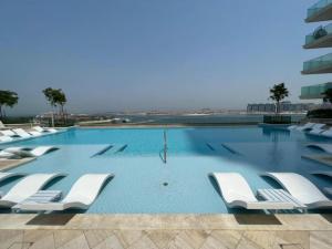 Vacationer Holiday Homes I Luxurious 2 Bedroom l Endless Sea View I Emaar Beachfront